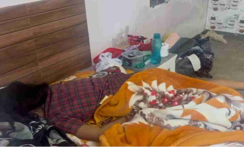 नर्सिंग की छात्रा का बंद कमरे में मिला लाश,पड़ोसियों ने लाश की दुर्गन्द से पुलिस को दी जानकारी