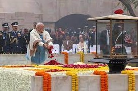 PM मोदी ने राजघाट पहुंचकर बापू की 76वीं पुण्यतिथि पर दी श्रद्धांजलि...