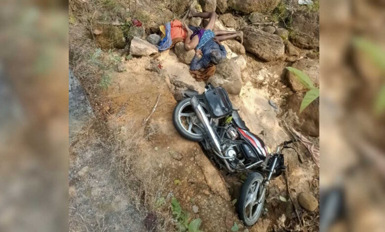 खाई में गिरी बाइक, दो युवक की मौत, एक घायल
