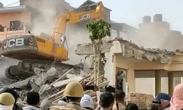 25 वर्षों मुस्लिम परिवार के कब्जे पर निर्माणाधीन मकान को बुलडोजर से तोड़ा गया....