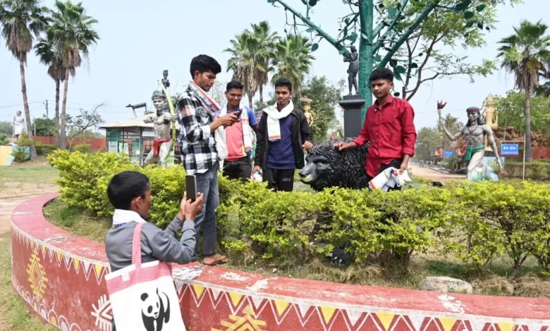 नक्सल प्रभावित क्षेत्र से पहली बार रायपुर आए लोग, पुरखौती मुक्तांगन का किया भ्रमण...