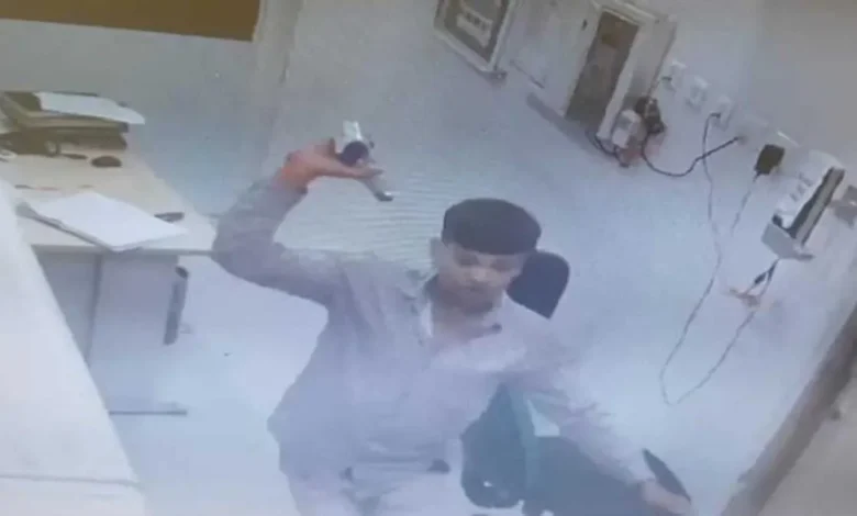 बदमाशों ने पेट्रोल पंप ऑपरेटर पर ईट से हमला कर सिर फोड़ दिया...