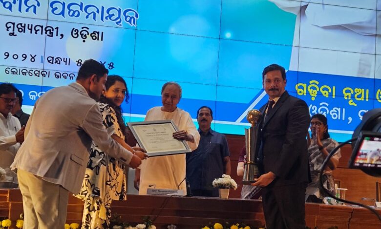 ओडिशा के मुख्यमंत्री नवीन पटनायक ने किया डॉ देवेंद्र नायक को सम्मानित...
