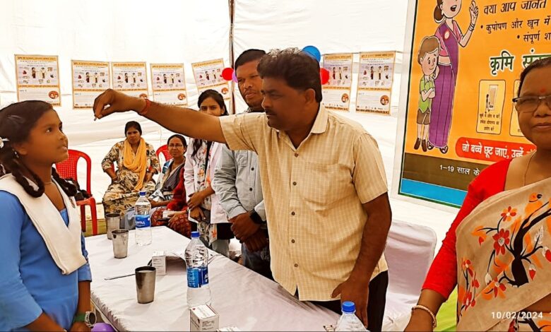 राष्ट्रीय कृमि मुक्ति दिवस का शुभारंभ, विद्यार्थियों को खिलाये गये कृमि नाशक एल्बेंडाजोल की टेबलेट...