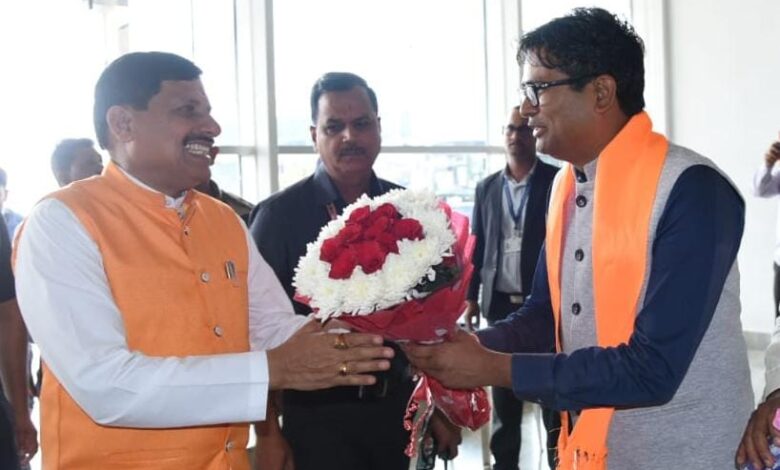 सीएम मोहन यादव पहुंचे रायपुर मंत्री ओपी चौधरी ने किया स्वागत