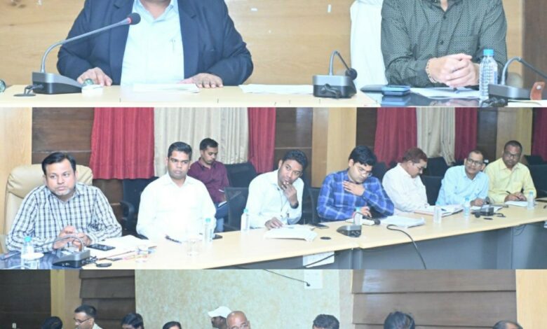 कलेक्टर दीपक अग्रवाल ने बैठक में अधिकारियों को मतदान पूर्व आवश्यक व्यवस्था सुनिश्चित करने के दिए निर्देश...