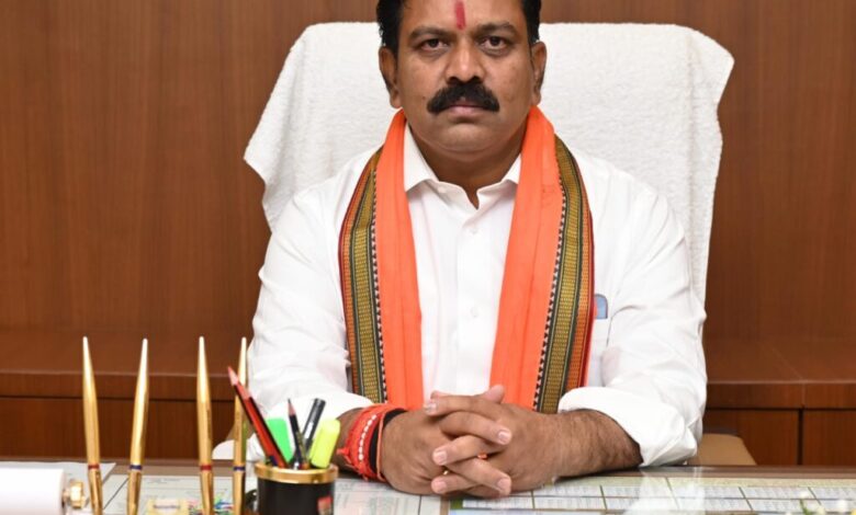 राजधानी के माना बस्ती में हुए लाखों के डकैती के मामले में उपमुख्यमंत्री विजय शर्मा का बयान सामने आया है.अपराध करने से पहले 100 बार सोचेंगे बदमाश