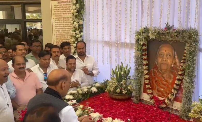 बृजमोहन अग्रवाल के निवास पहुंचे भारत के रक्षा मंत्री राजनाथ सिंह, स्वर्गीय माता को दी श्रद्धांजलि...