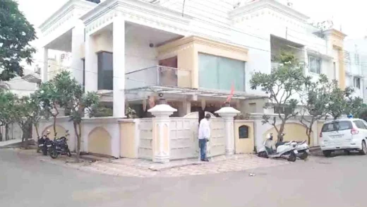 मशहूर बिल्डर्स व भाजपा नेता के घर एवं दफ्तरों, IT की रेड, पहुंचे 8 गाड़ियों में 20 से ज्यादा अफसर