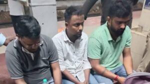 हिरासत में BJP कार्यकर्ता, रेलवे स्टेशन पर 4 करोड़ कैश बरामद…