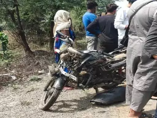 तेज रफ्तार बाइक कार से जा टकराई, 2 युवक गंभीर रूप से घायल...