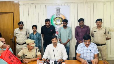 चारपहिया वाहन में घुम-घुम कर आई.पी.एल. क्रिकेट मैच के दौरान ऑनलाइन