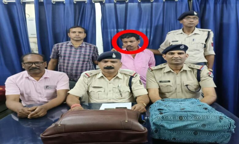 रेलवे सुरक्षा बल ने बिलासपुर स्टेशन पर 6 किलो गांजा के साथ एक आरोपी को गिरफ्तार किया...