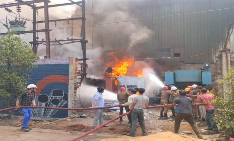 राजधानी रायपुर के उरला स्थित गणपति इस्पात परिसर में लगे बिजली ट्रांसफार्मर में भीषण आग लग गई है...