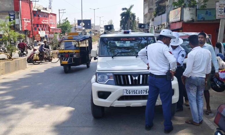 ट्रैफिक नियम तोड़ने वालों पर पुलिस की सख्ती चलाई चेकिंग अभियान...