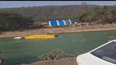 Chhattisgarh: कोयला से लोड ट्रेलर अनियंत्रित होकर नहर में गिरी...