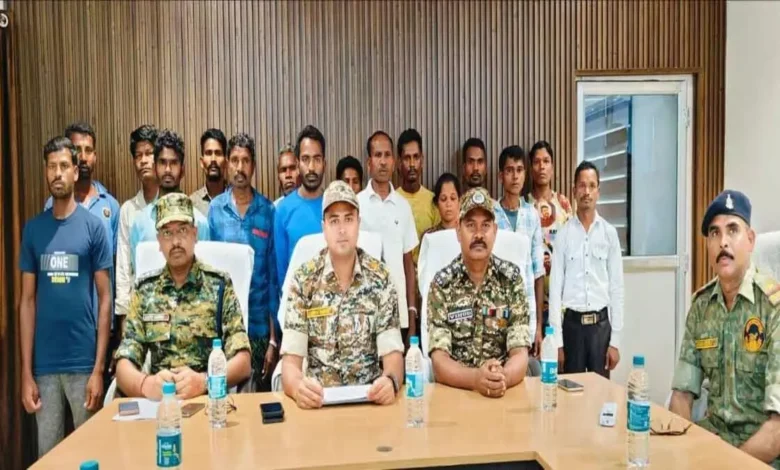 CG BIG NEWS: 16 माओवादियों ने पुलिस के सामने किया आत्मसमर्पण...