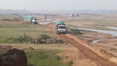 महिलाओं की शिकायत थी कि गांव में हो रहे अवैध रेत परिवहन को रोकने पंचायत ने रेत माफिया द्वारा बनाए रास्ते को तोड़ दिया था, लेकिन मुन्ना कुर्रे ने फिर से रास्ता बना कर अवैध परिवहन शुरू कर दिया है