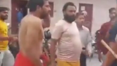 UK: श्रद्धालुओं को पुजारियों ने दौड़ा-दौड़ा कर पीटा, मारते हुए Video वायरल, देखे वीडियो...