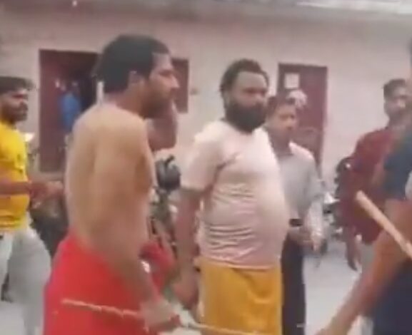UK: श्रद्धालुओं को पुजारियों ने दौड़ा-दौड़ा कर पीटा, मारते हुए Video वायरल, देखे वीडियो...
