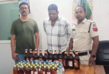 अवैध शराब पर पुलिस की कार्रवाई जारी, दो युवक गिरफ्तार...