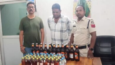अवैध शराब पर पुलिस की कार्रवाई जारी, दो युवक गिरफ्तार...
