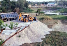 Chhattisgarh: वर्षों पुराने तालाब को सरपंच राखड़ से पटवाया, तो ग्रामीणों ने खोला मोर्चा, कलेक्टर से की शिकायत…