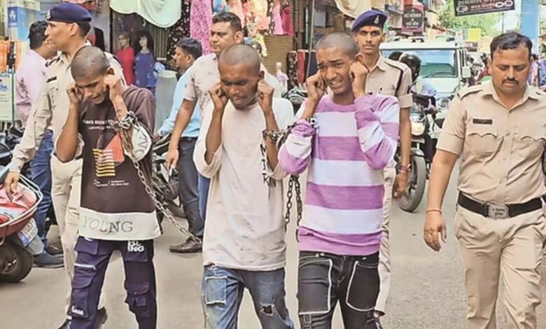 Chhattisgarh: सर गंजा कर चाकूबाज बदमाशों को पुलिस ने सिखाया सबक, निकाला जुलूस...