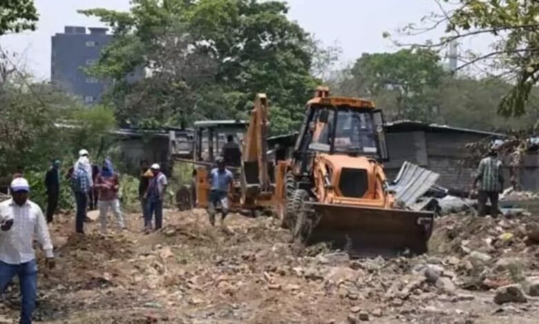 Raipur: रायपुर के 3 स्टार होटल पर अवैध कब्ज़ा पर चला बुलडोजर, नहर पर किया गया कब्ज़ा, पढ़े पूरी खबर...