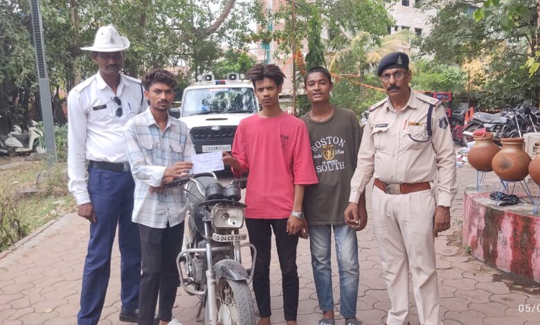 यातायात पुलिस Traffic police को सोशल मीडिया के माध्यम से बाईक में मस्ती, स्टंटबाजी करने पर कटा 5 हजार का चालान...