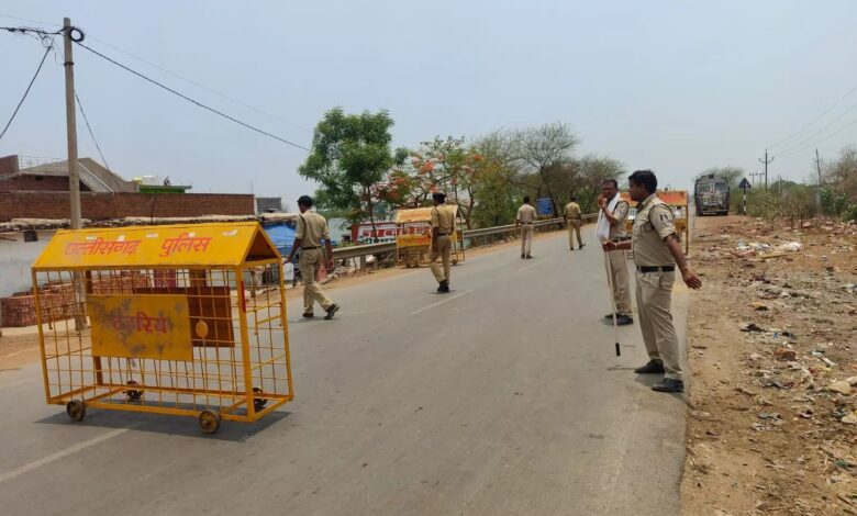 Chhattisgarh:बलौदाबाजार में पुलिस हुई अलर्ट शहर के प्रवेश मार्ग पर नाकाबंदी पाॅइंट पर लगाकर कारों की चेकिंग...