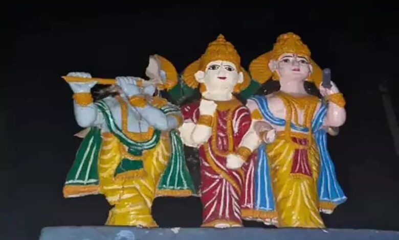 Raipur: भगवान श्री कृष्ण की मूर्ति तोड़ी मूर्ति, असामाजिक तत्वों ने मूर्ति को बड़े पत्थर से तोड़ा मूर्ति...
