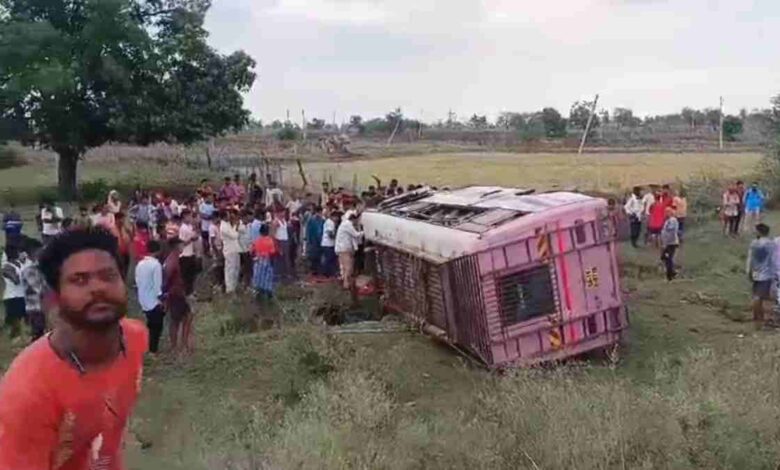 Chhattisgarh: बस पलटने से हादसे में कंडक्टर की मौत, 4 यात्रियों की हालत गंभीर, मचा अफरा-तफरी, पढ़े पूरी खबर...