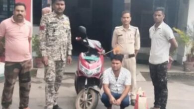 Chhattisgarh: इलेक्ट्रानिक स्कूटी पर शराब तस्करी करते, नेशनल हाईवे से आरोपी गिरफ्तार...