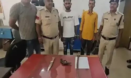 Chhattisgarh: कट्टा और तलवार के साथ 2 आरोपी को पुलिस ने किया गिरफ्तार, पढ़े पूरी खबर...