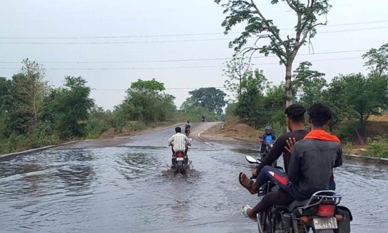 Chhattisgarh: बारिश शुरू हुआ ही नहीं, सड़क हुआ लबालब, आवाजाही में हो रही परेशानी, पढ़े पूरी खबर...