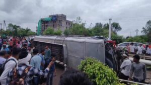 Chhatisgarh Accident: 50 यात्री से भरी बस अनियंत्रित होकर पलटी, एक मासूम की मौत, 30 से अधिक घायल, पढ़े पूरी खबर...