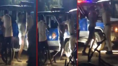 Chhattisgarh: वर्दीधारी सिपाही को युवक मारा थप्पड़, स्पताल ले जाने के दौरान हुआ विवाद, देखे विडियो...