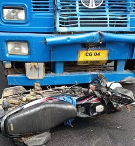 RAIPUR: डीजल टैंक पर घुसा बाइक युवक की मौके पर दर्दनाक मौत, पड़े पूरी खबर...