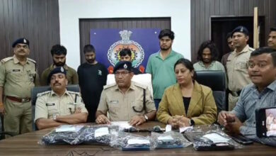Chhattisgarh: ऑनलाइन सट्टा खेलते पुलिस ने 80 लाख रुपए कैश के साथ व्यापारी आरोपी को किया गिरफ्तार…