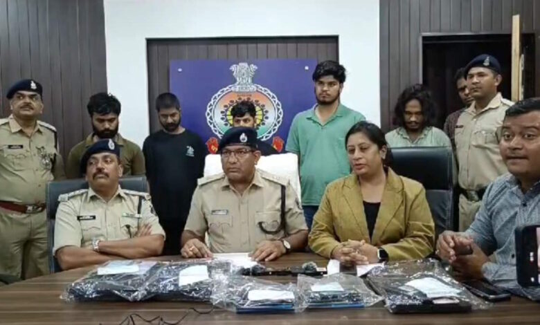 Chhattisgarh: ऑनलाइन सट्टा खेलते पुलिस ने 80 लाख रुपए कैश के साथ व्यापारी आरोपी को किया गिरफ्तार…