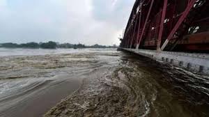 अलीगढ़ बारिश के बाद यूपी से गुजरने वाली नदियों में बढ़ते जलस्तर ,अलीगढ़ में खतरे के निशान पर पहुंची गंगा-यमुना