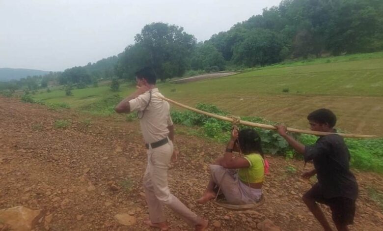 Chhattisgarh: दर्द से तड़प रही गर्भवती का पुलिसकर्मी ने किया मदद, इस तरह पहुंचे हॉस्पिटल…