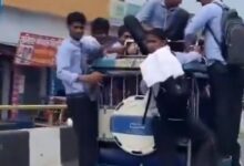 स्कूली छात्रों का ई-रिक्शा पर लापरवाही आया सामने, देखे वीडियो...