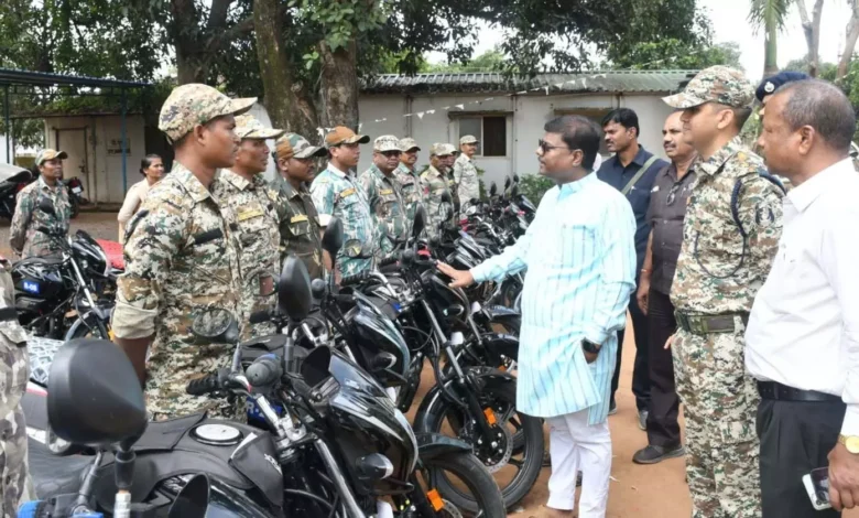 Chhattisgarh: मंत्री केदार कस्यप ने किया DRG जवानों को बाइक वितरण...