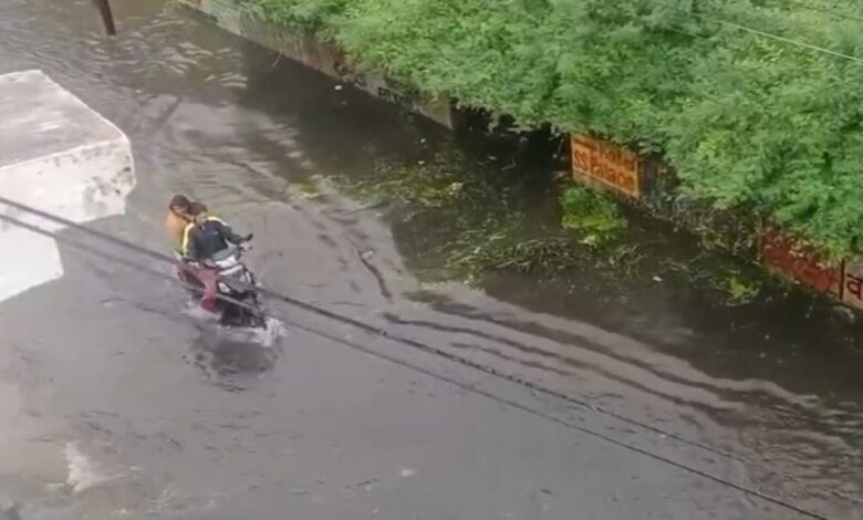 RAIPUR: शुक्रवार देर रात से लगातार हो रही बारिश, कई जगहों पर जलभराव का करना पड़ रहा स्थानीय सामना, रेलवे ओवर ब्रिज में 2 फीट से ऊपर भरा पानी, पढ़े पूरी खबर...