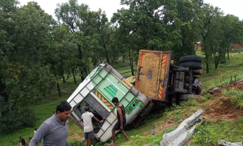 कोरबा: भीषण सड़क में हुआ हादसा,खाई में गिरी बस...