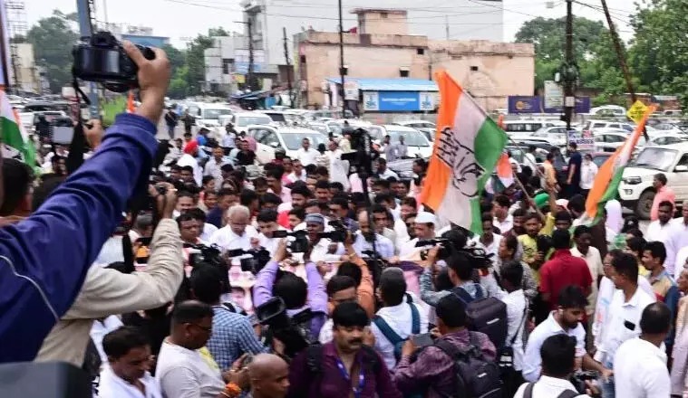 RAIPUR: विधायक देवेंद्र यादव की गिरफ्तारी के विरोध में प्रदेश के सभी जिलों में कांग्रेस रही प्रदर्शन...