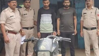 Chhattisgarh: 5 लाख की लूट करने वाले लुटेरों को पुलिस ने किया गिरफ्तार, मिर्ची पाउडर फेंककर किया था हमला, पढ़े पूरी खबर...