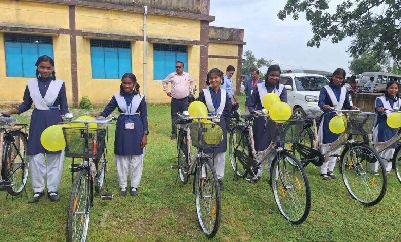 Chhattisgarh: छात्राओं मिला वरदान, सरस्वती साइकिल योजना से सायकिल का लाभ, पढ़े पूरी खबर...